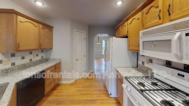 Building Photo - 15 Collenwood Rd