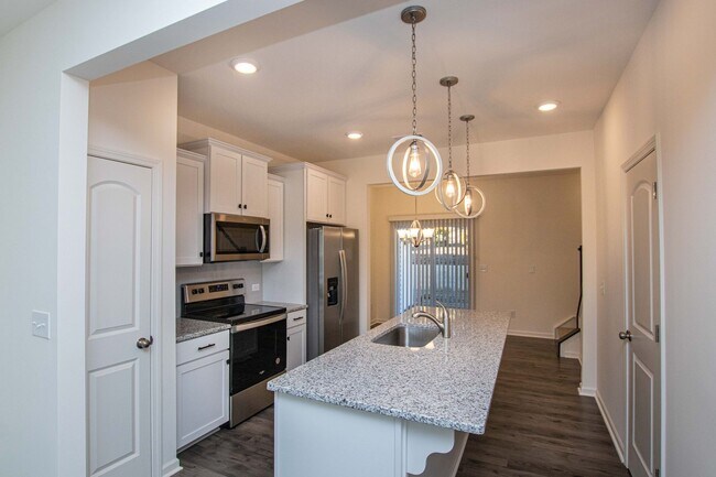 Building Photo - BEAUTIFUL 2 Bedroom Townhome in MIDLAND AVAILABLE JUNE 2026