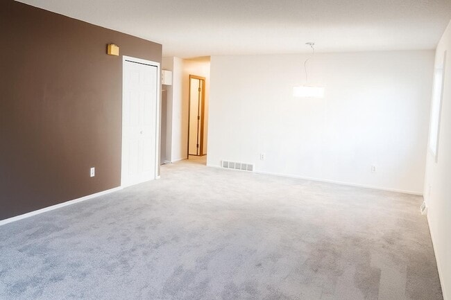 Building Photo - 9 Heights Rd NE