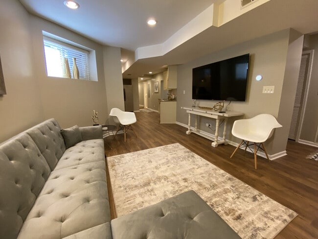 Building Photo - 2219 N Bissell St