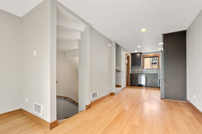 Building Photo - Immaculate West Seattle Townhome