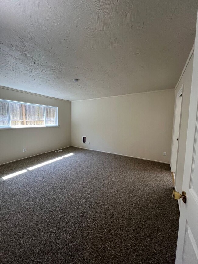 Building Photo - Charming 3bd / 2ba Long-Term Rental