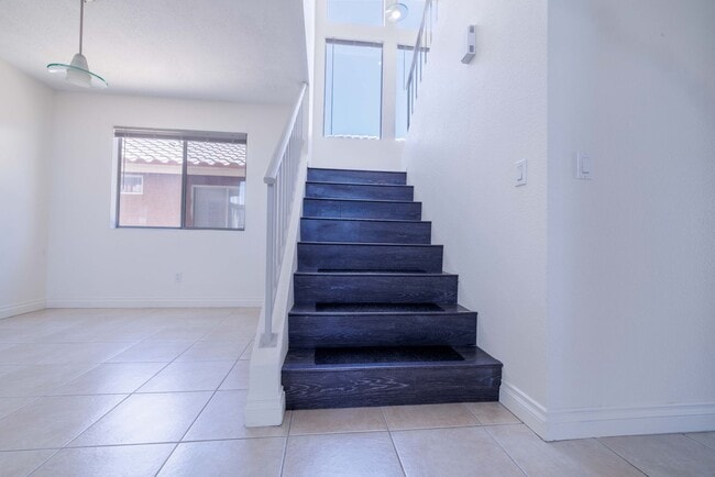 Building Photo - Newly Refreshed 4 Bedroom Home