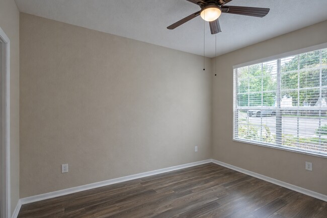 Building Photo - 13700 Richmond Park Dr N