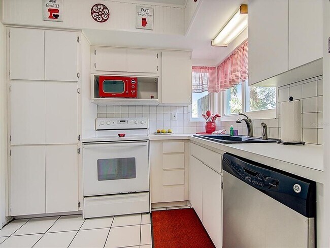 Building Photo - 13589 Croft Dr S
