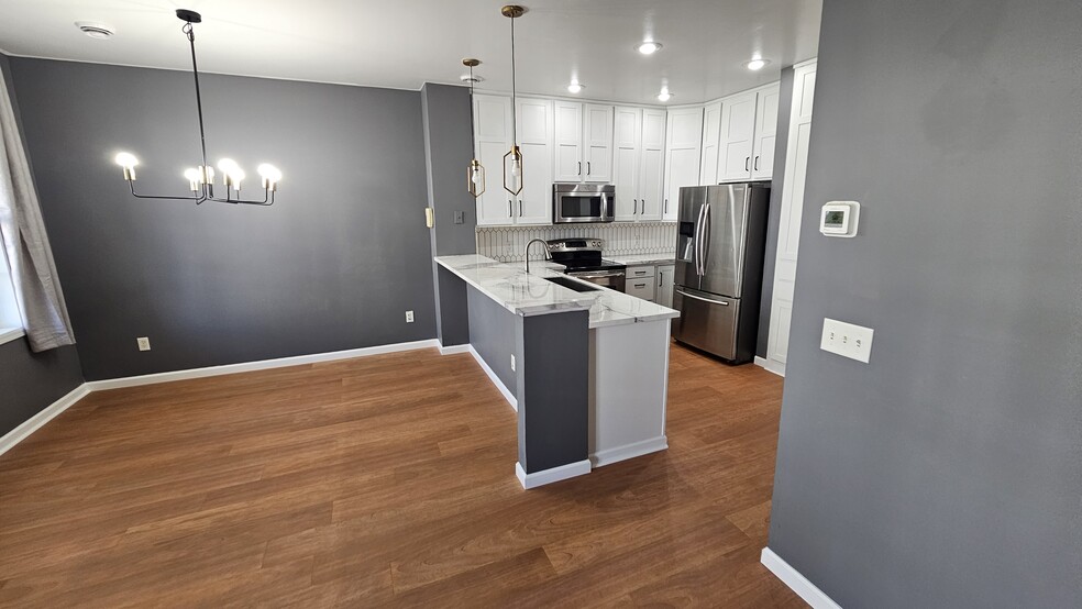 Kitchen - 10991 Oak Grove Cir