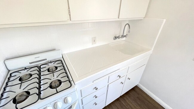 Building Photo - Beautiful Belmont Heights Studio for Rent!