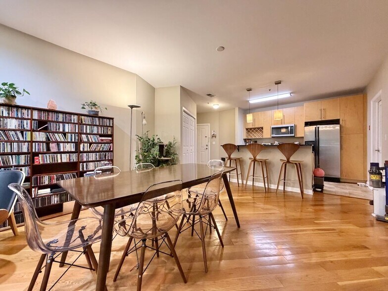 Building Photo - 83 Monroe St