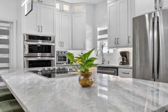 Building Photo - 1511 S Palmway