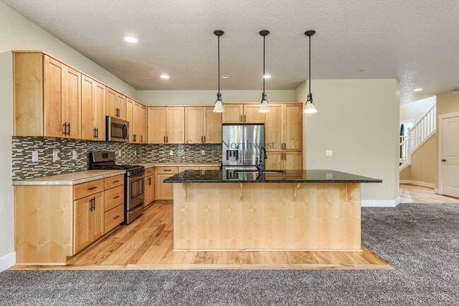 Building Photo - 552 NE 77th Ave