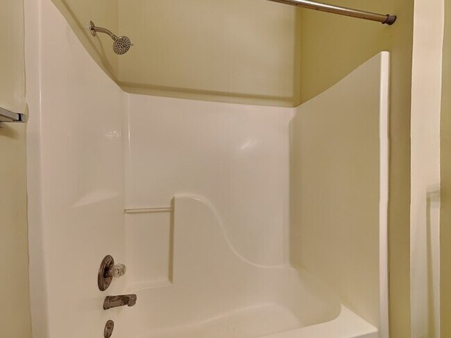 Building Photo - 3 bed 2 bath in Avon with privacy fence an...