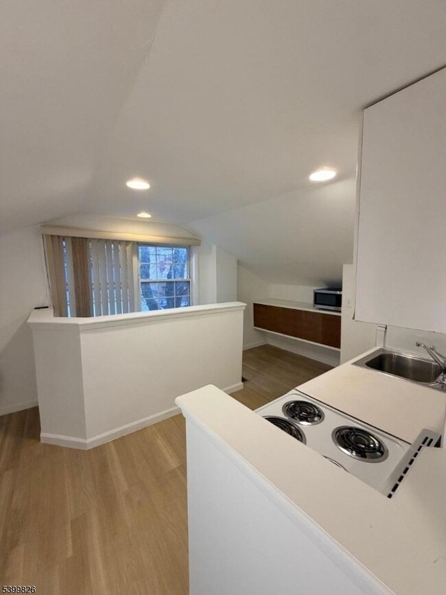 Building Photo - 131 Pine St