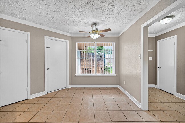 Building Photo - 15815 Thistledew Dr