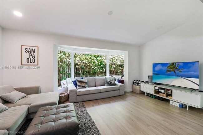 Building Photo - 560 Hampton Ln