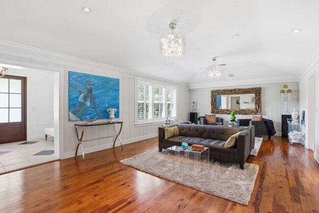 Building Photo - 309 NE 8th Ave