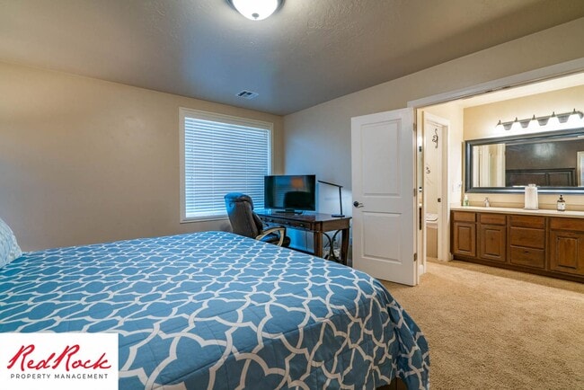 Building Photo - Move In Special- $500 Off First Month's Rent! 3 Bedroom, Fully Furnished Home.