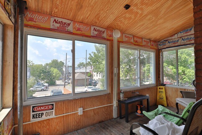 Building Photo - GREAT OSU SOUTH CAMPUS LOCATION - Ridiculously Nice back deck and off-street parking for everyone