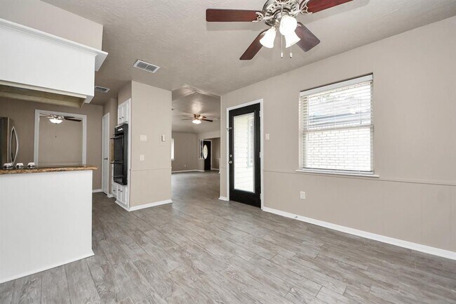 Building Photo - 23223 Canyon Lake Dr