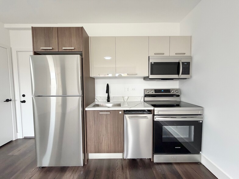 Building Photo - 5647 N Ashland Ave