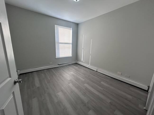 Building Photo - 364 E 59th St
