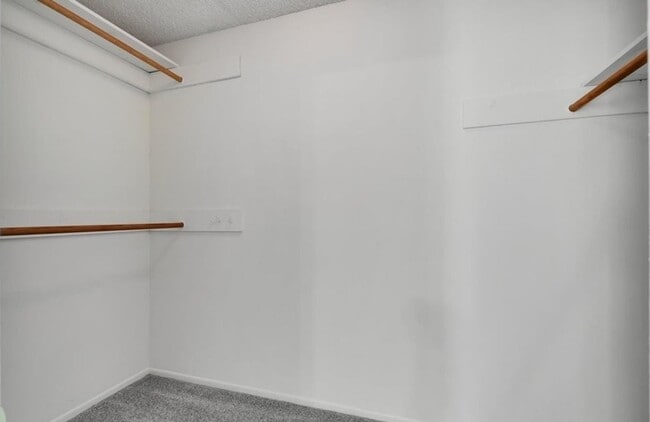 Building Photo - Beautiful 3 bed / 2.5 bath Townhome with Patio and 2 car garage in Huntington Beach