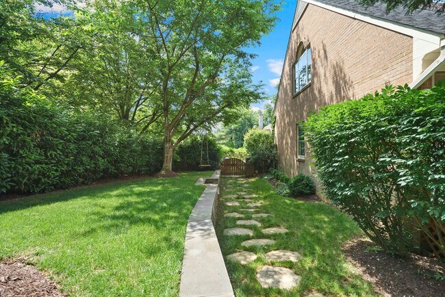 Building Photo - 11101 Willowbrook Dr