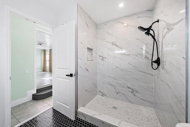 Building Photo - 135 E 28th St