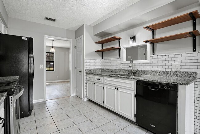 Building Photo - 208 Miner Dr