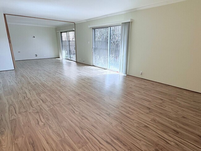 Building Photo - Lovely 2 Bedroom and 2 Bathroom Condo w/ Den! Lots of Space! *SPECIAL OFFER 2 Weeks Free Rent*