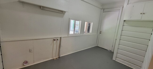 Building Photo - Gorgeous fully remodeled 3 bedroom/1&1/2 bath Cottage.