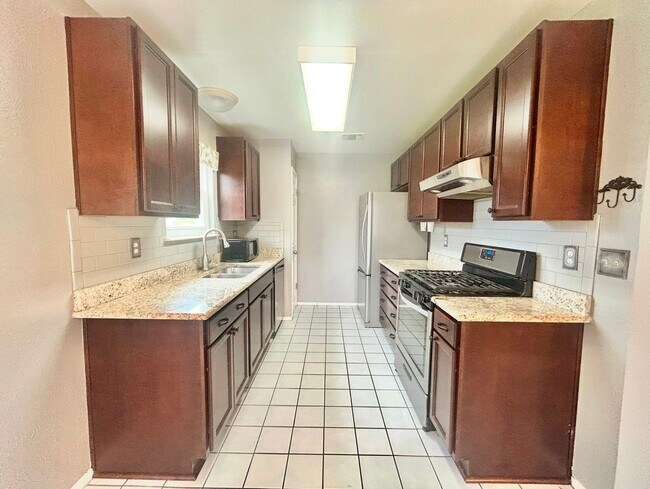 Building Photo - Spacious & Cozy 3/BR 2/BA Single Family Home in Austin!