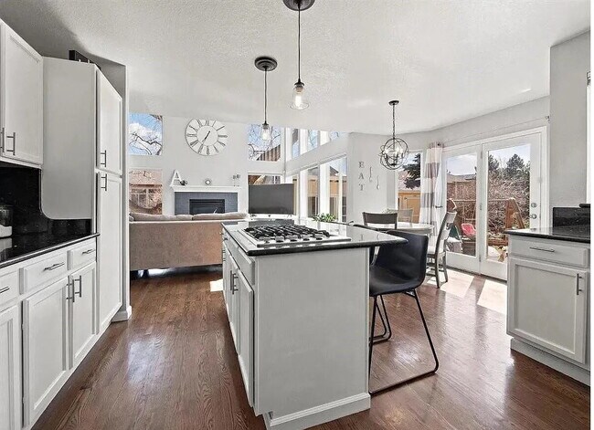 Building Photo - OMG this is a Stunning Large 5 BR House