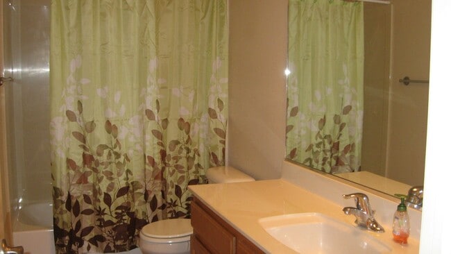Building Photo - Spacious 3 Bedroom House