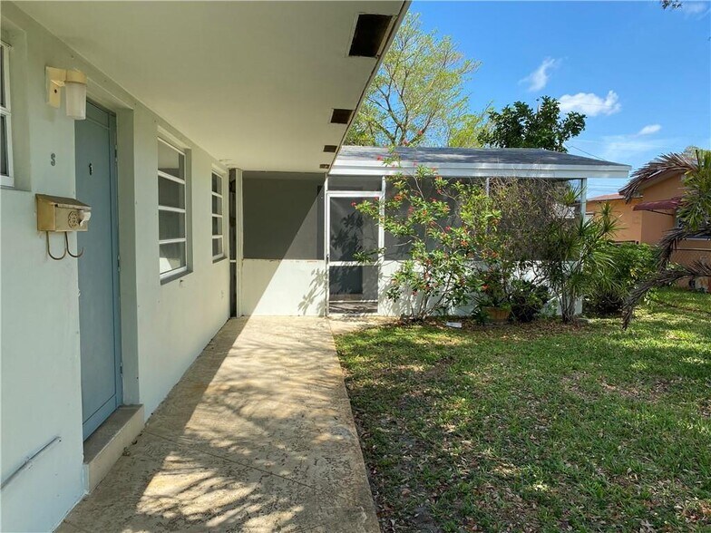 Building Photo - 1229 NE 35th St
