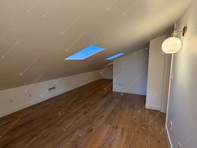 Building Photo - Find a piece of serenity in Historic Old Bend! (Unfurnished)