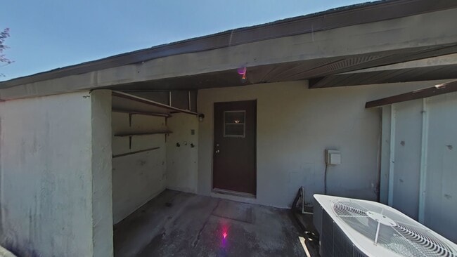 Building Photo - Beautiful 2 Bed 1 Bath Close to Town