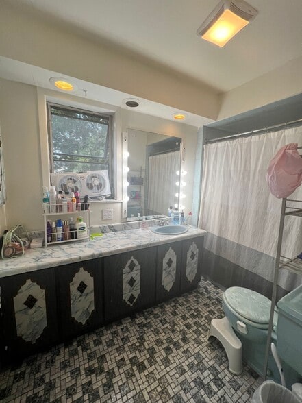 Full bathroom - 185 Elmwood Ave