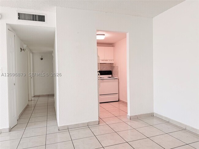 Building Photo - 606 W 81st St
