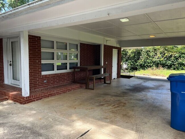 Building Photo - Fantastic