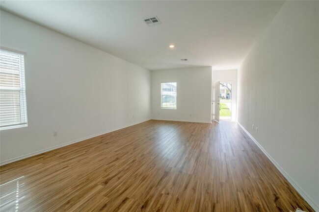Building Photo - 913 Legends Ln