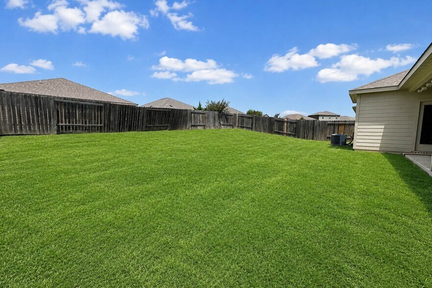 Building Photo - 1602 Kim Loan Dr