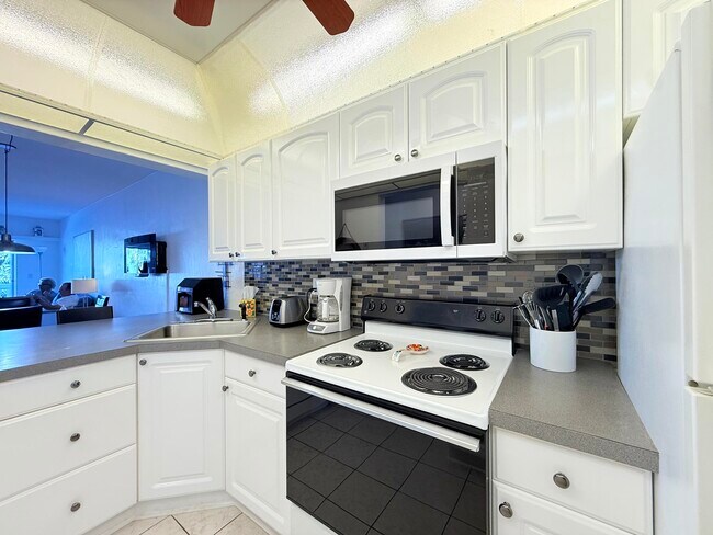 Building Photo - 470 Paradise Isle Blvd