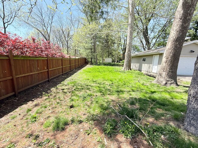 Building Photo - Charming 2-Bedroom Home Near Illinois State University