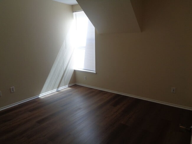 Building Photo - 2 Story 2 Bedroom Condo in the Willow Creek Condo Complex