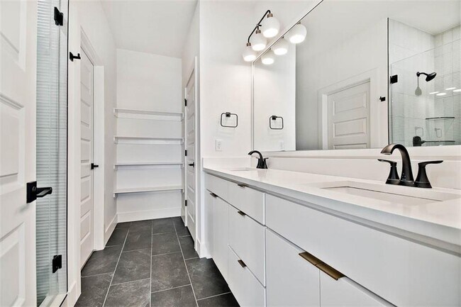 Building Photo - 4 Savidge Cir