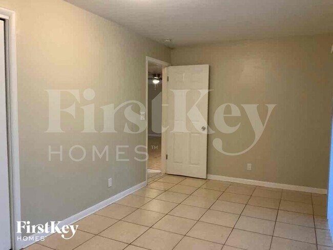 Building Photo - 1302 Crest Dr