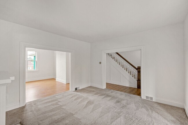Building Photo - AVAILABLE AUGUST 1ST!! BEAUTIFUL 3 BEDROOM...