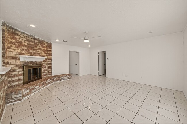 Building Photo - 9422 Kristin Dr