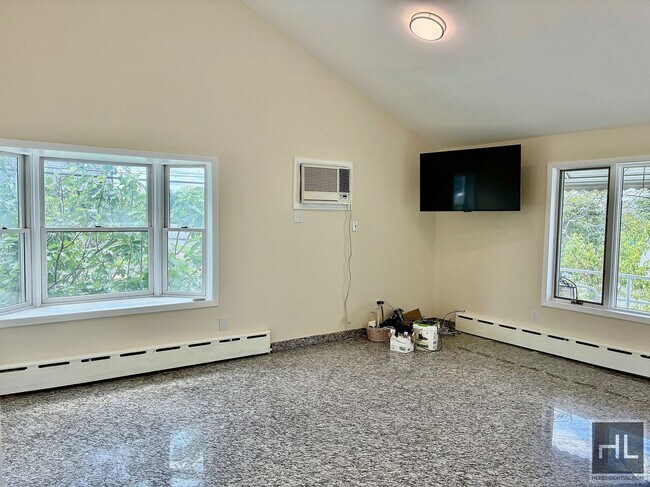 Building Photo - 2.5 bedroom, 1 bath with private porch, Dw, microwave & W/D utilities included