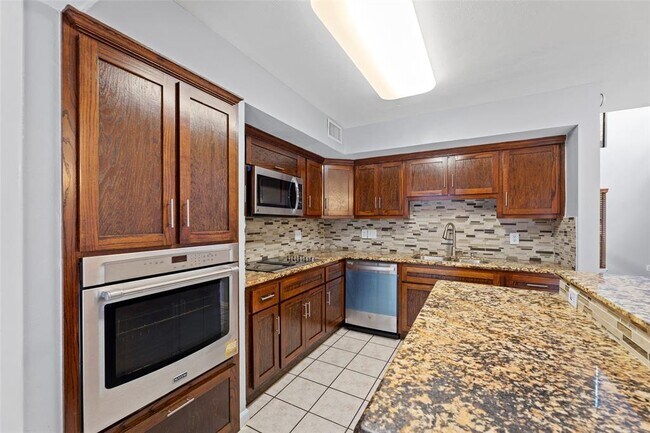 Building Photo - 11111 Midhurst Dr